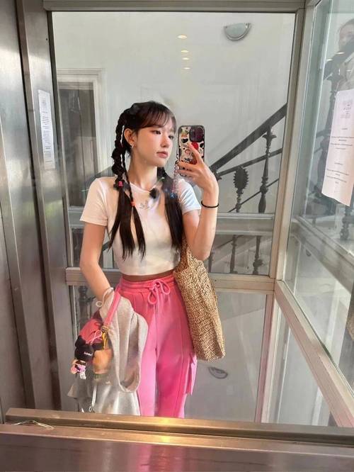 操白黑丝美女的相关介绍