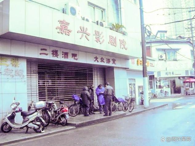 教室里啪啪啪的相关介绍