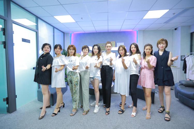 动漫黄美女的相关介绍