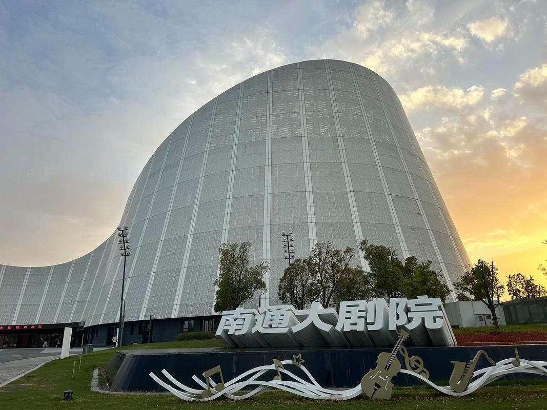 尤物校花被老头玩弄的相关介绍