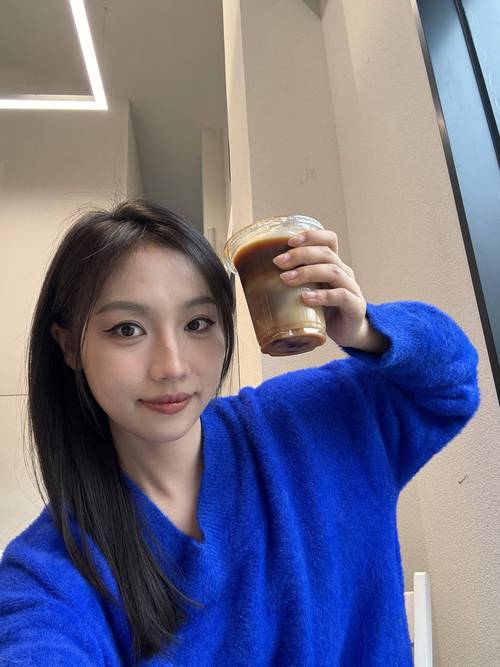 操白丝袜女老师的相关介绍