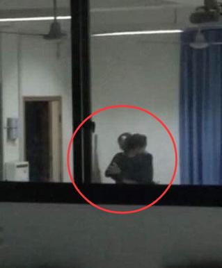一边亲一边摸一边脱一边添的相关介绍